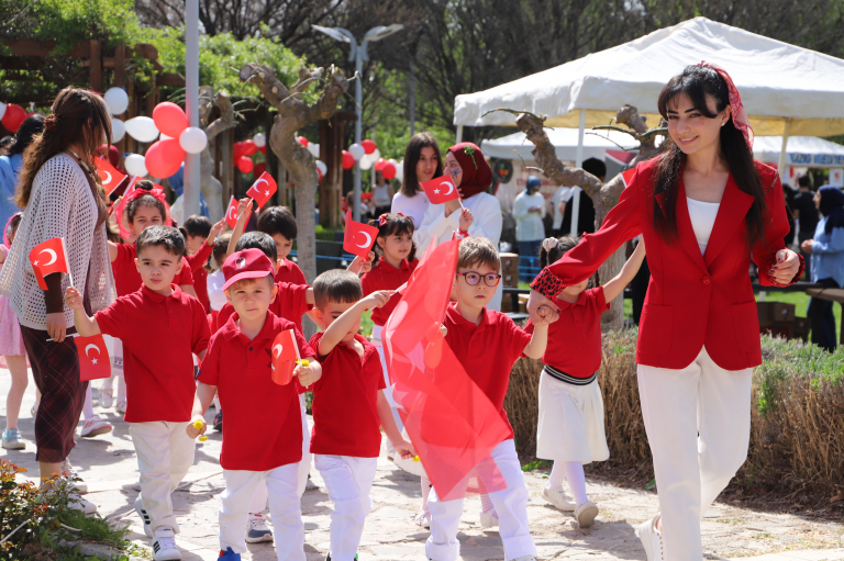 universitemizden-cocuklara-bayram-hediyesi-50-yil-senligi-6822